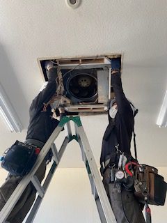 エアコン交換の為の撤去作業👷🏻‍♂️